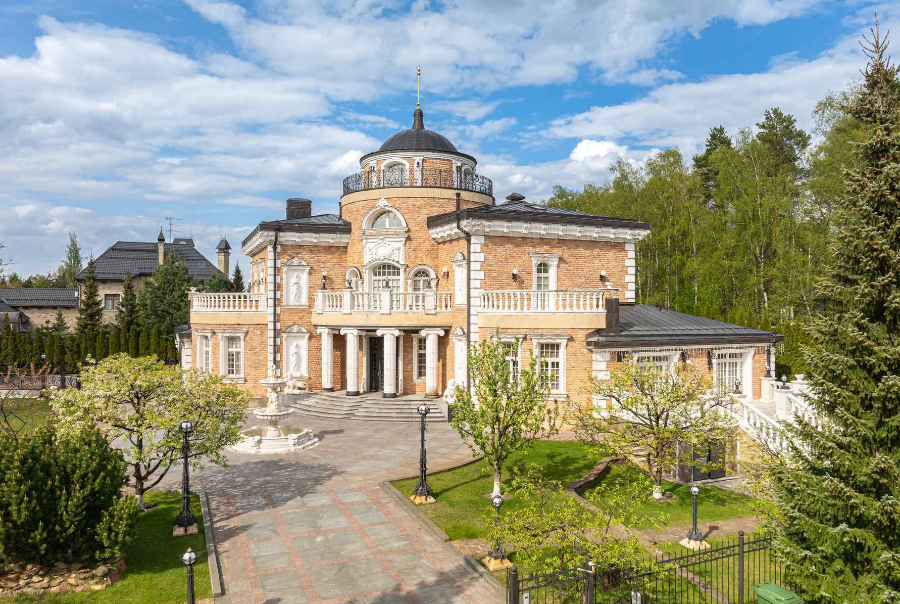 Третья Охота: дом площадью 1778 кв.м на участке 28 сот. | ID 33748