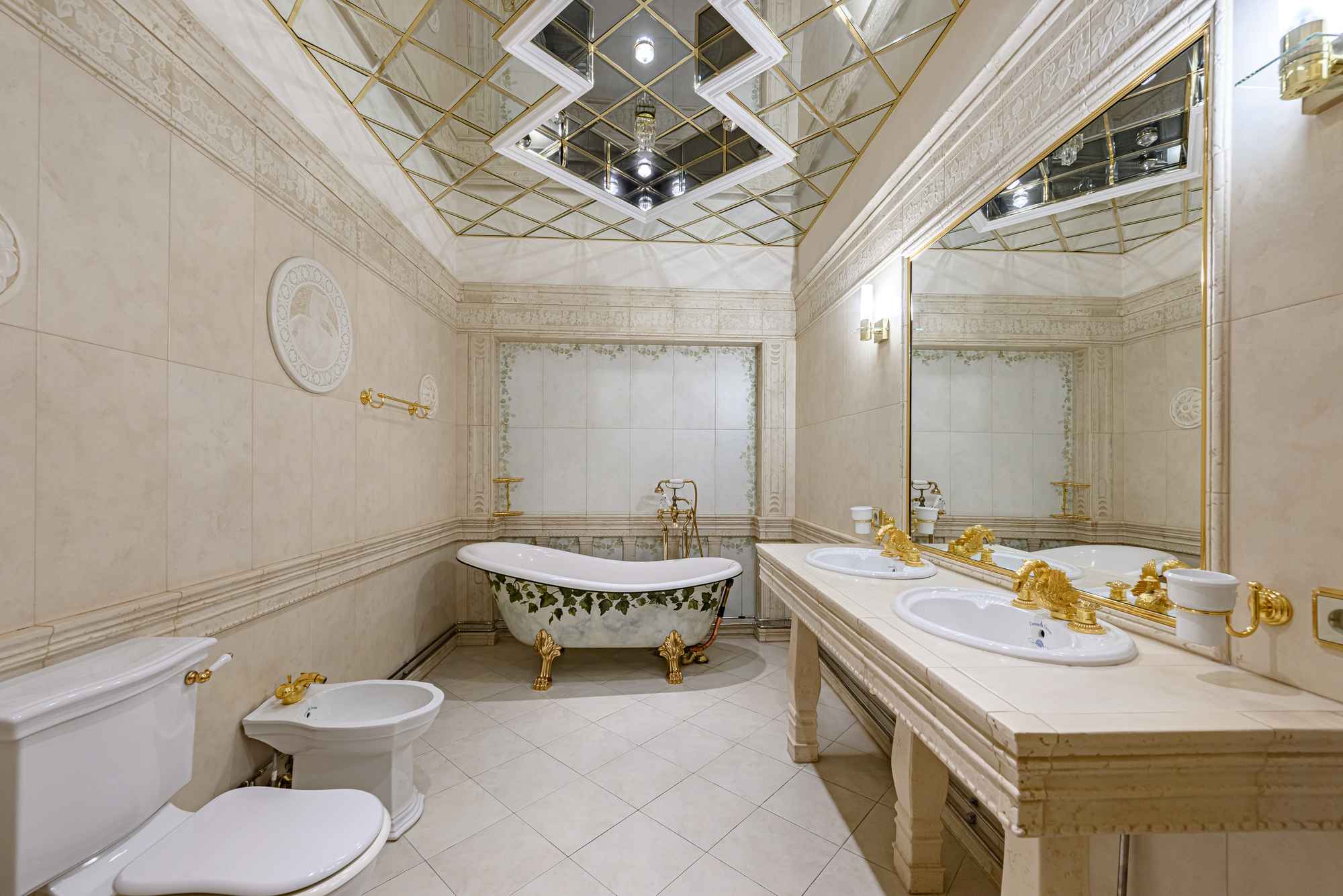 Третья Охота: дом площадью 1778 кв.м на участке 28 сот. | ID 33748
